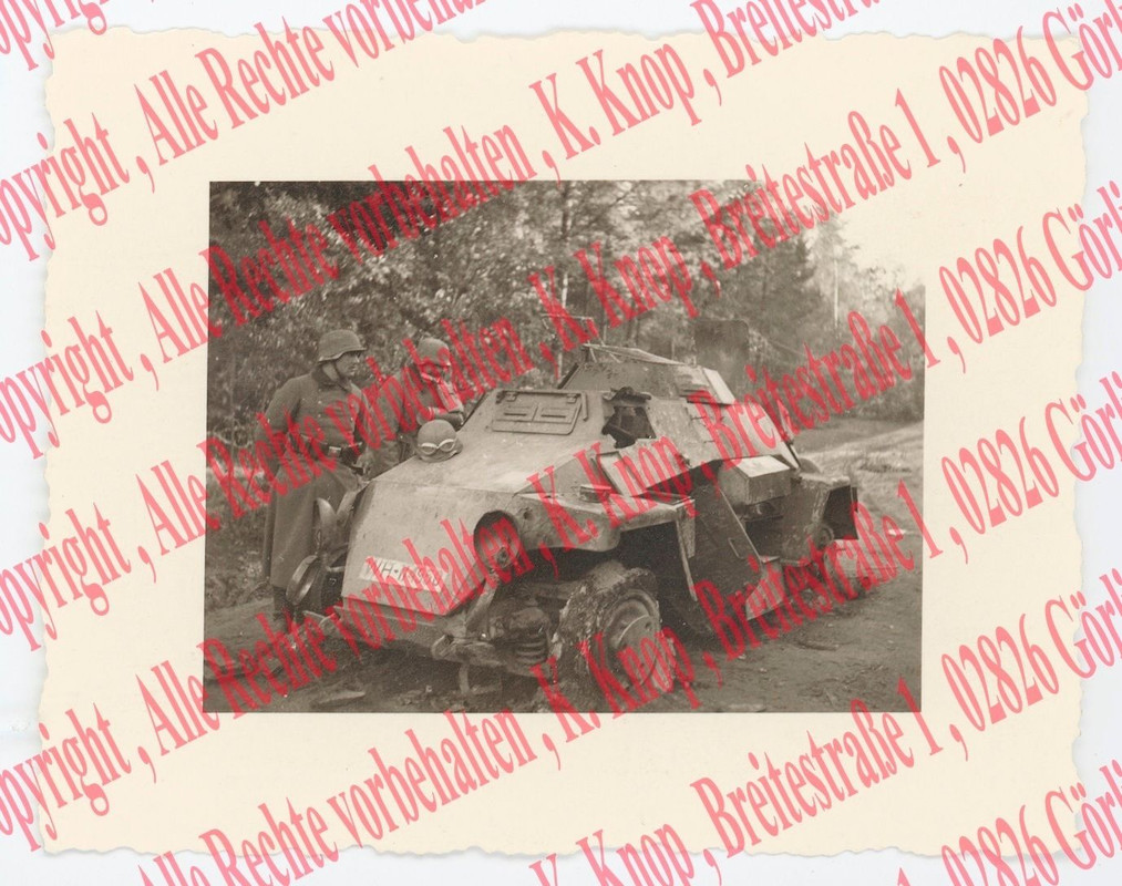 orig. Foto, Soldaten an beschädigten Panzerspähw