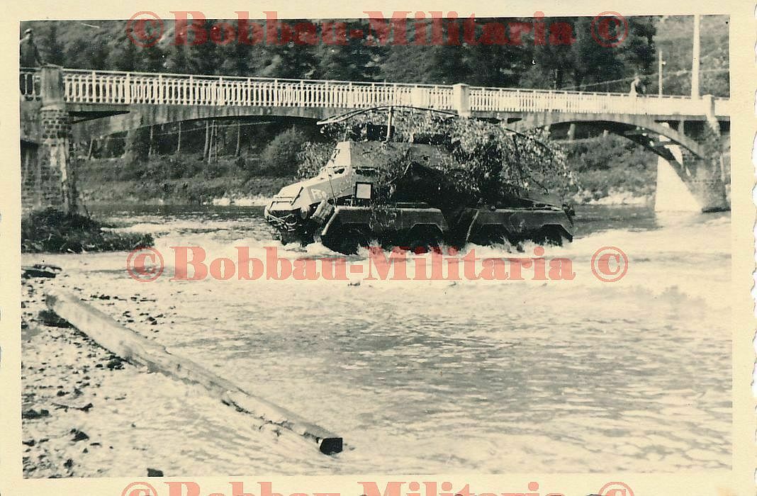 Grenze Belgien-Frankreich Panzerspähwagen 8-Rad Funk überquert S