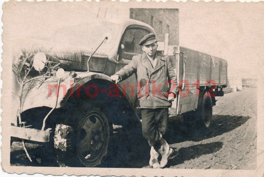 Foto, Blick auf einen Lkw mit Pritsche und Kälte
