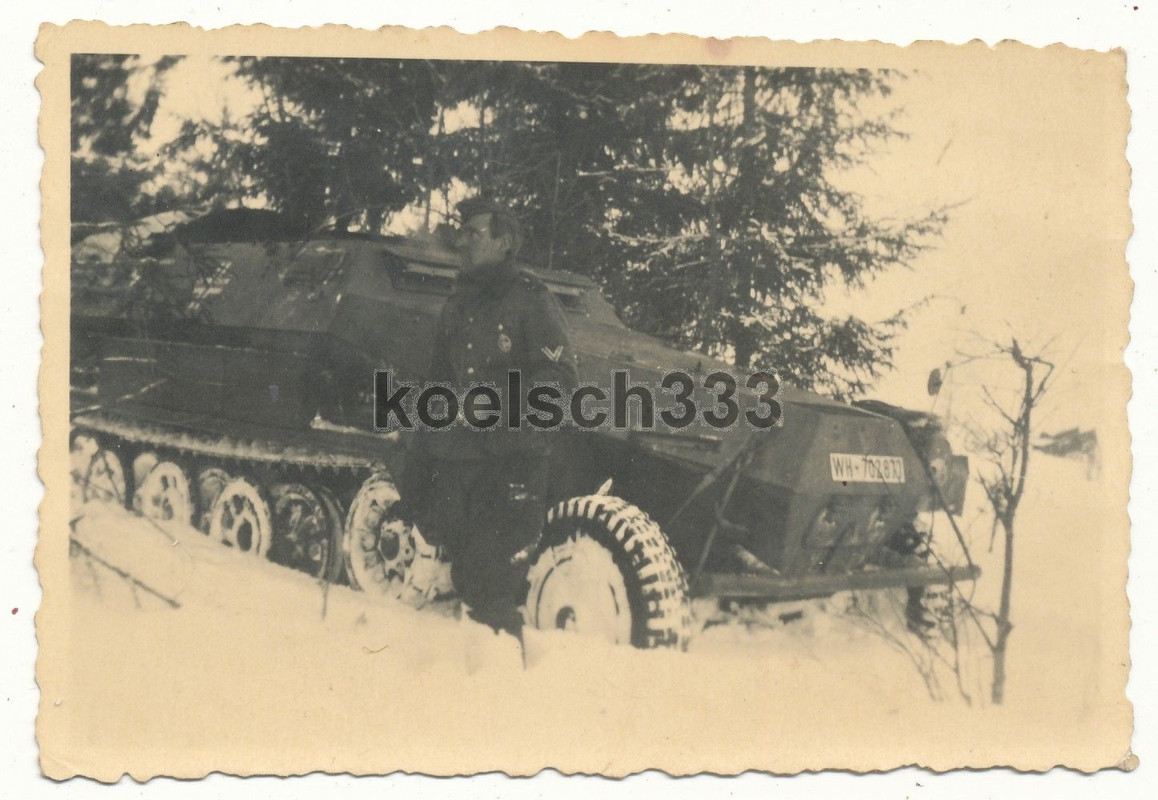 Foto Panzer Grenadier am Schützenpanzer im Schne