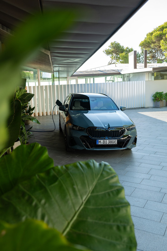 P90536925_highRes_charging-the-new-bmw