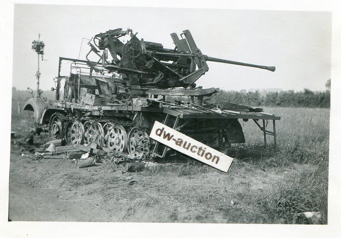 Frankreich , zerstörtes SdKfz Halbkette mit Flak