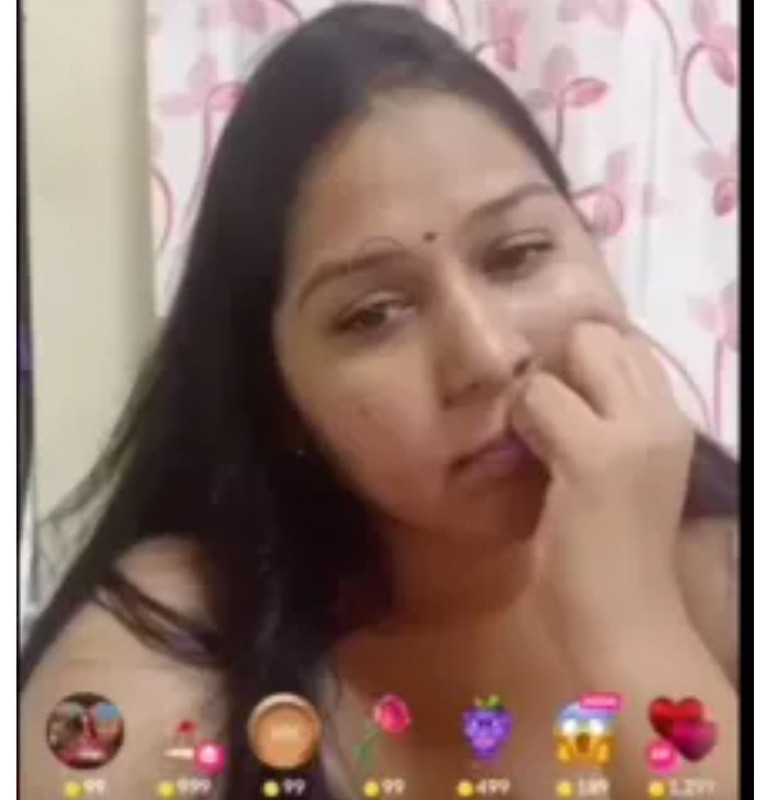 Famous Cute Sri Telugu Aunty Showing 121 On Tango Live