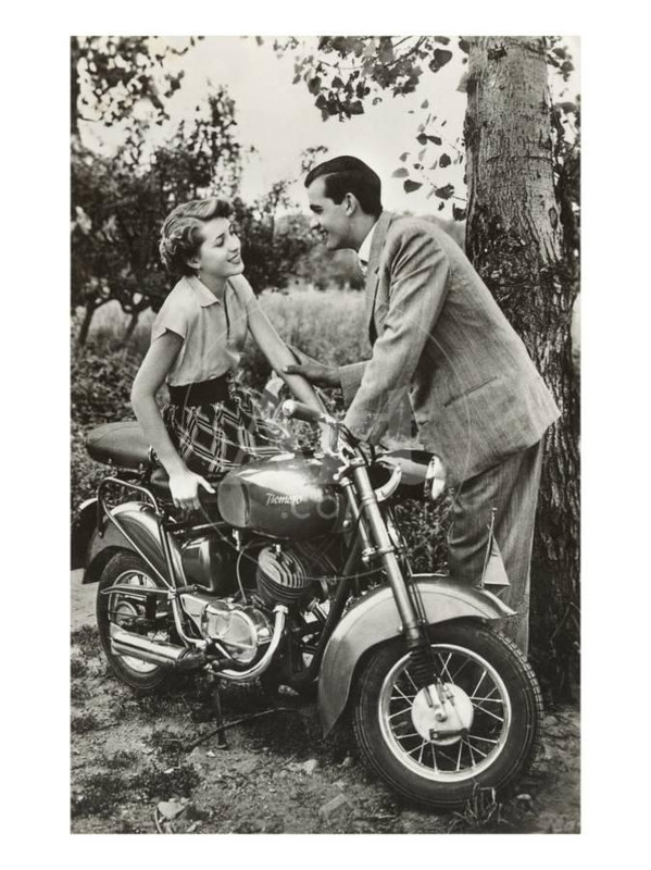 couple-with-motorcycle_u-l-p9jzpi0