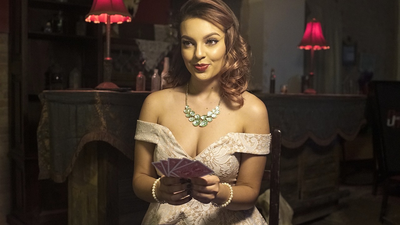 Hübsche Escort spielt Karten