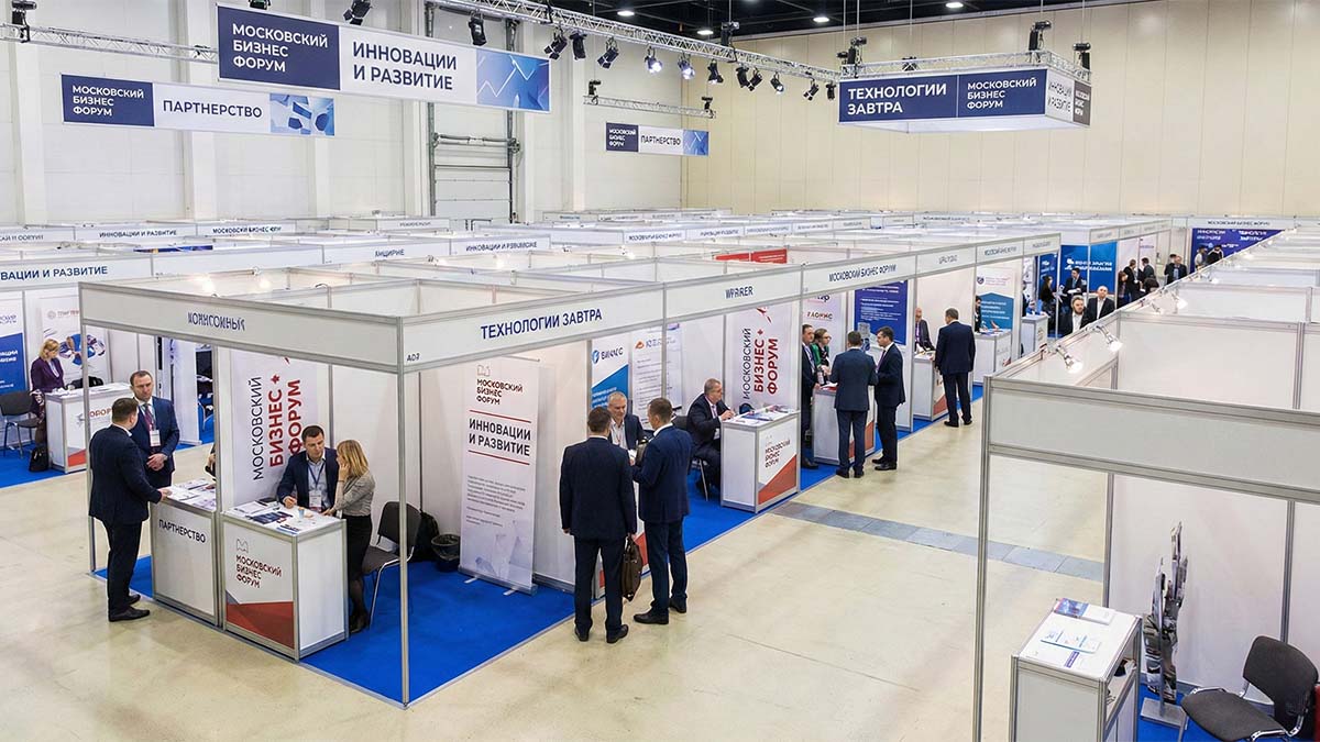 Выставочная зона с широкими проходами и открытыми стендами