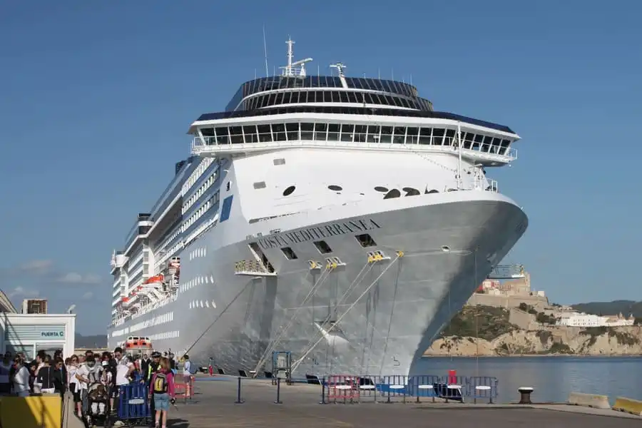 Navio de cruzeiro moderno Costa Mediterranea atracado no porto