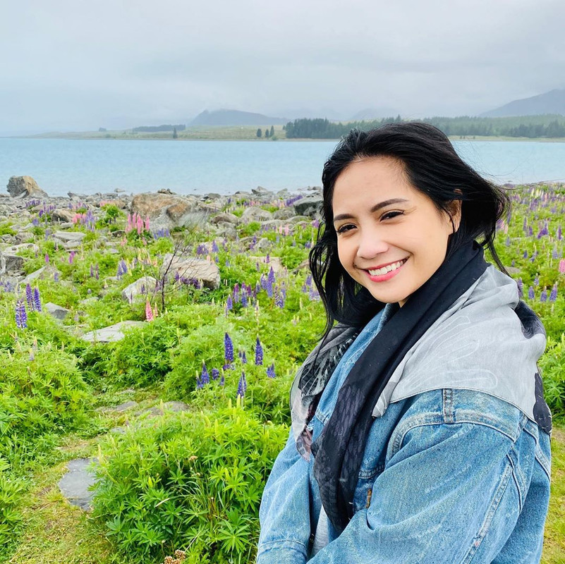 Nagita Slavina berpose di Danau Tekapo