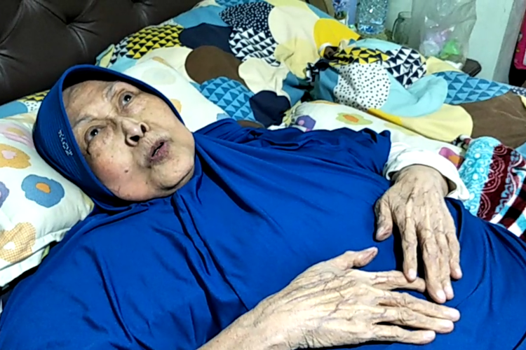 Artis peran Aminah Cendrakasih saat ditemui di kediamannya di kawasan Pinang, Tangerang, Selasa (28/5/2019).