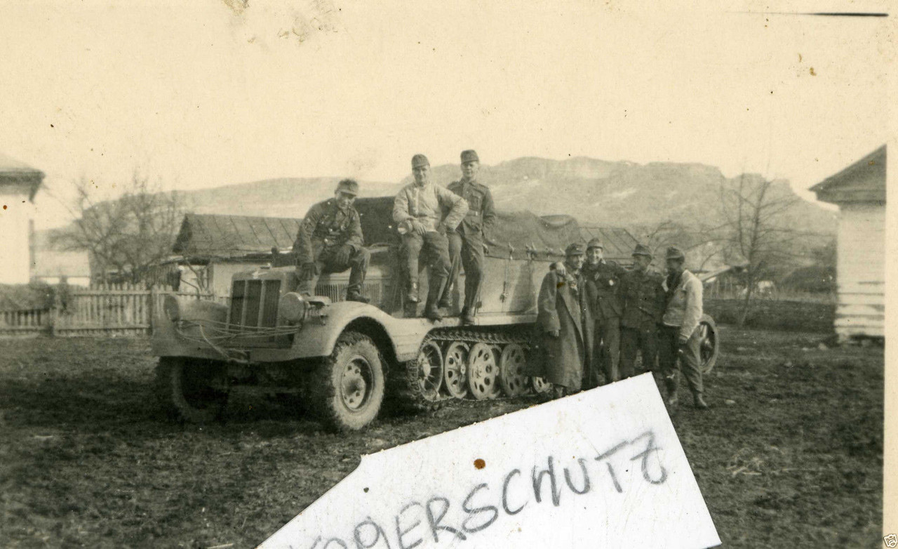 Foto Ausländer in der Wehrmacht Panzer Panzerfah