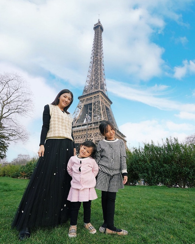 Gaya Sarwendah bersama Thalia dan Thania Onsu di Paris.