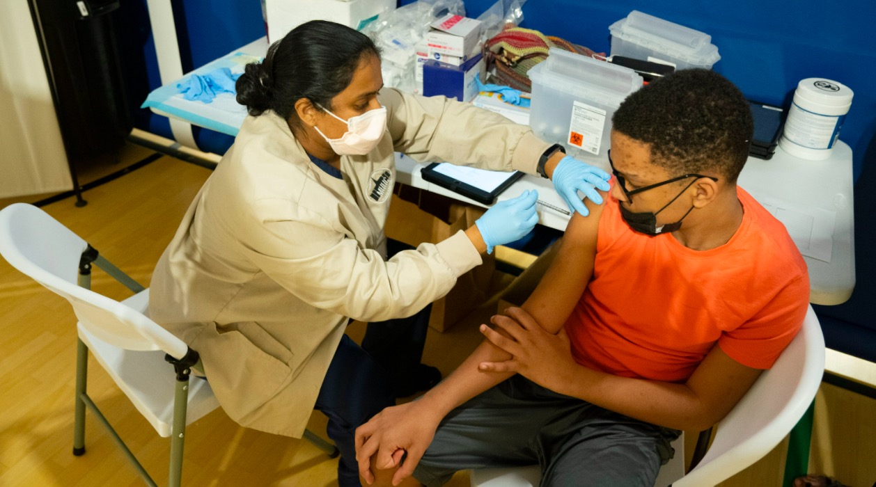 Nueva York suspende a empleados que se nieguen a aplicarse la vacuna COVID-19