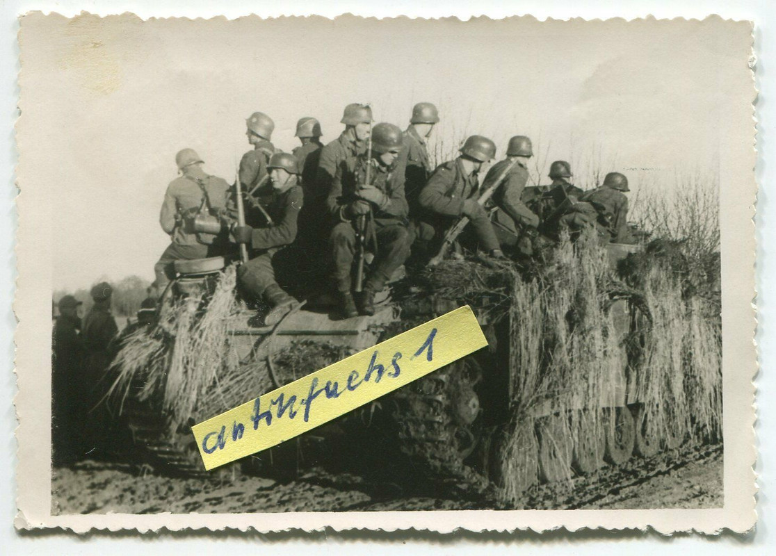 Panzer Sturmgeschütz mit Front-Soldaten beim Endkampf im Dezembe