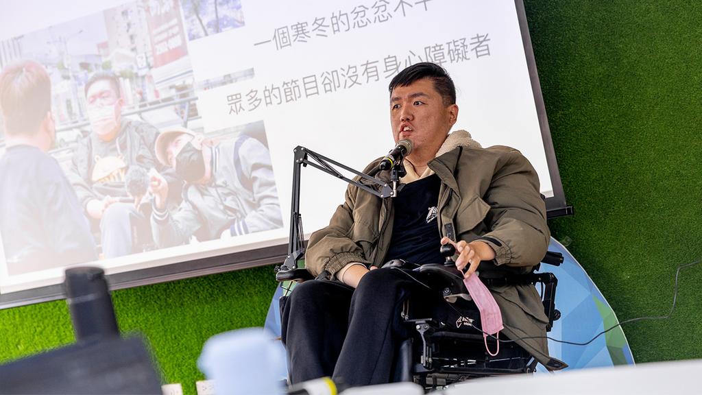 （圖二、曾入圍第 60 屆廣播金鐘獎的課程部部長林伯謙親自授課。）