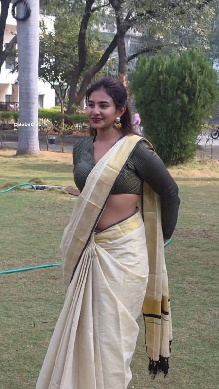 sexy telugu girl deep navel in cream saree mp4 snapshot 00 17 962
