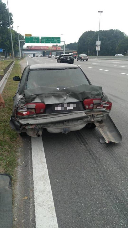 kereta di jalan raya