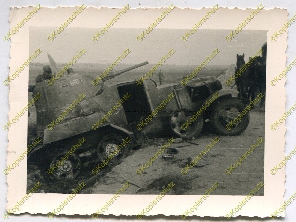 zerstörter Panzerspähwagen der Russen, Russland