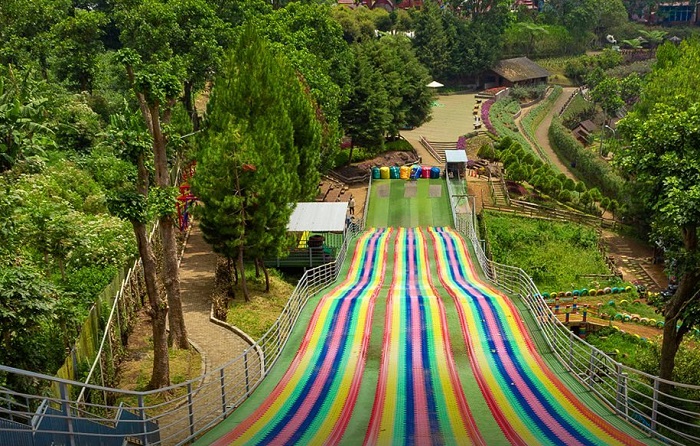 Rainbow Slide Lembang merupakan wahana seluncuran terpanjang di Jawa Barat.