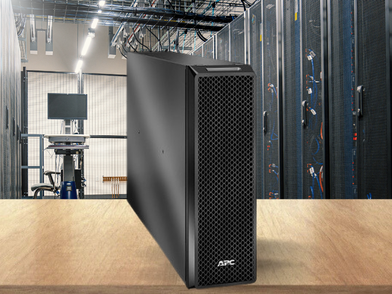 Módulo de bateria APC SRT192BP, mostrando a facilidade de instalação em rack.