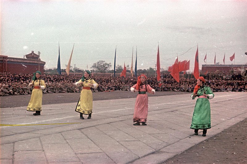 Провозглашение Китайской Народной Республики 1 октября 1949 г. снимке, Владиславович, Владислав, Микоша, серой, куртке, СНИМКОВ, МНОГОМНОГО, КАТОМ, фотокинооператор, советский, случаю, октября, Тяньаньмэ́нь, площади, провозглашение, Китайской, автор, республики, Народной