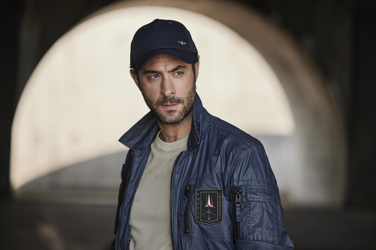 Aeronautica Militare, la campagna SS24 con Alessio Vassallo