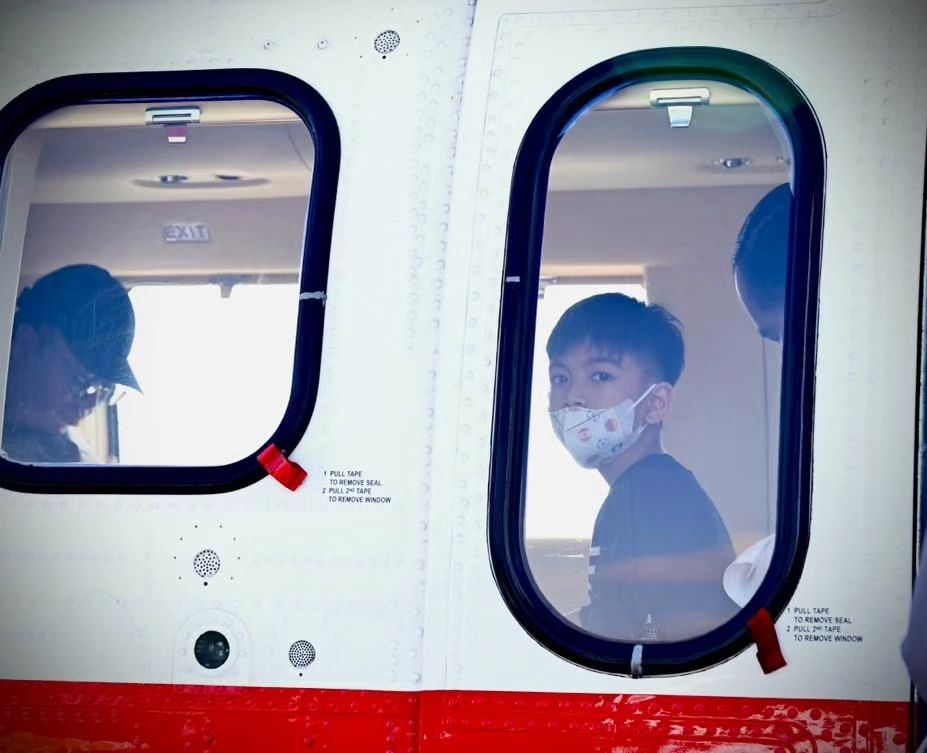Momen kunjungan kerja Jokowi ke Sumbawa Barat pada Selasa (20/06/2023). Naik Helikopter Super Puma TNI AU, ditemani Jan Ethes dan Ibu Negara Iriana Joko Widodo.