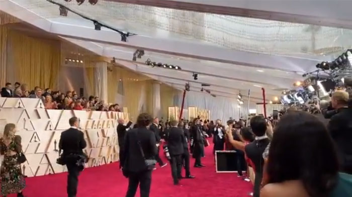 Kru produksi pun terlihat berlarian dengan tiang panjang untuk mendorong air dari tepi dalam gelombang besar.