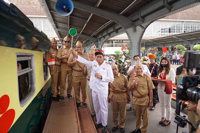 Direktur Utama KAI Didiek Hartantyo bersama jajaran direksi KAI memberangkatkan Lokomotif Kereta Djoko Kendil, Rabu (17/8/2022).

