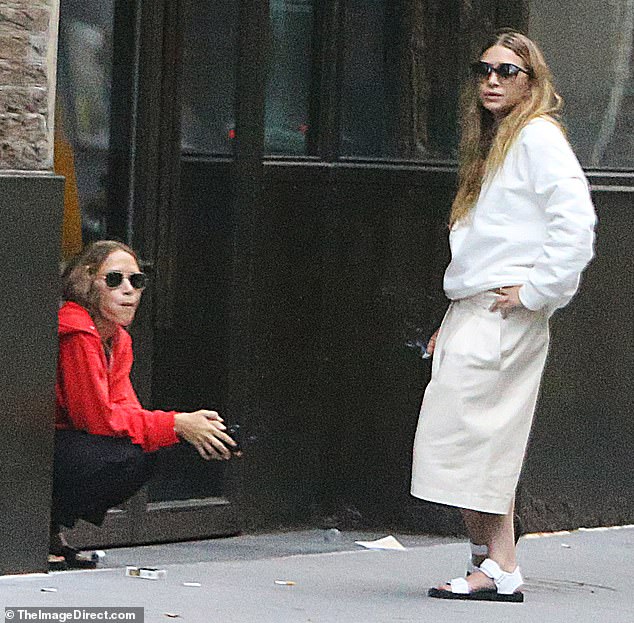 18259632-7444427-Casually_dressed_Mary_Kate_wore_a_red_hoodie_an