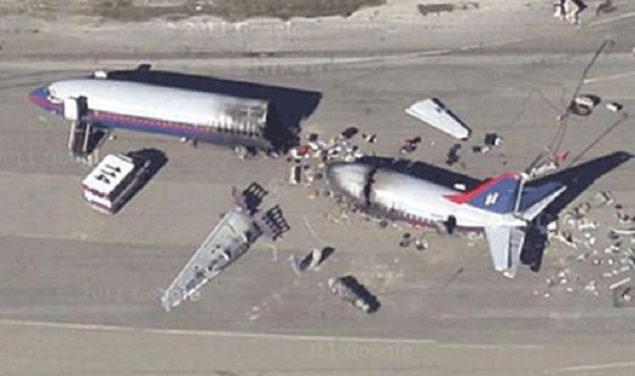 Pesawat yang terbelah dua tertangkap kamera Google Maps.