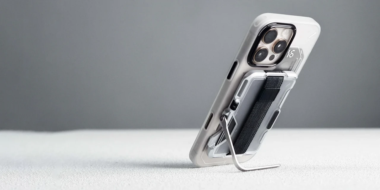 Portofel Compatibil MagSafe Aulumu G03 Multi Tool Metal Wallet, Carcasa Aluminiu si Capac Mat Translucid, Grip elastic, Kickstand metalic integrat, suport AirTag, deschizator sticle, rigla integrata, blocare RFID, pana la 12 carduri, Ultra slim, Alb