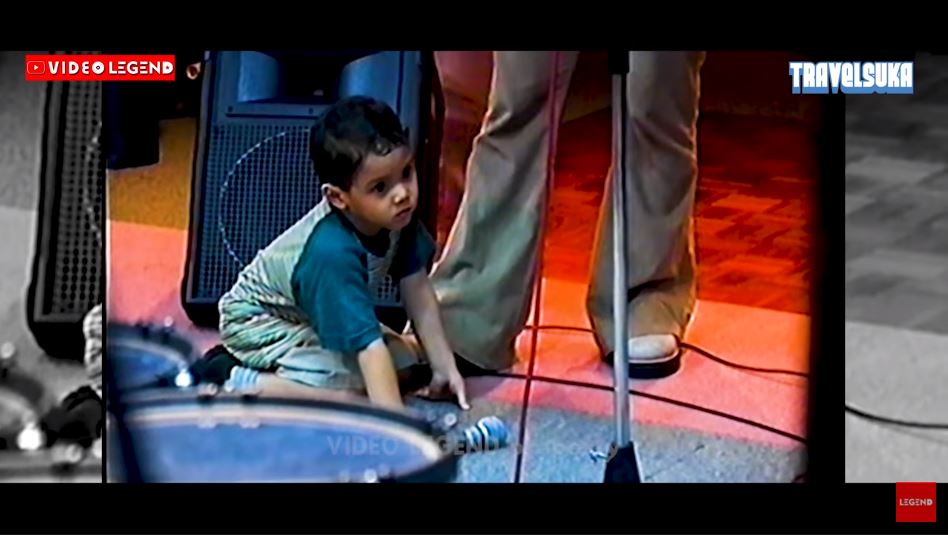 Al Ghazali memainkan mikrofon