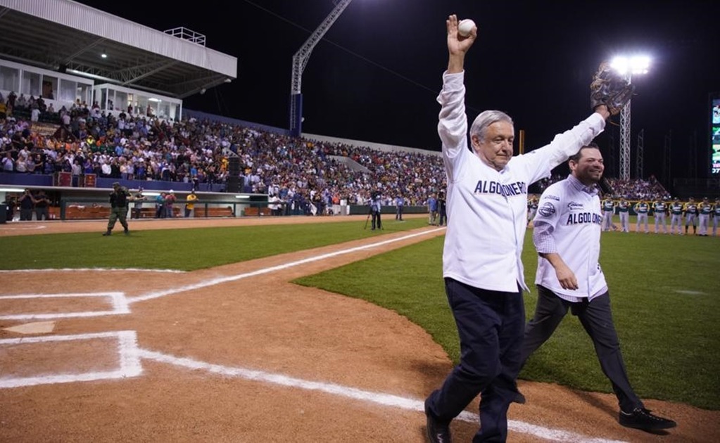 AMLO supervisa obra en estadio de béisbol 