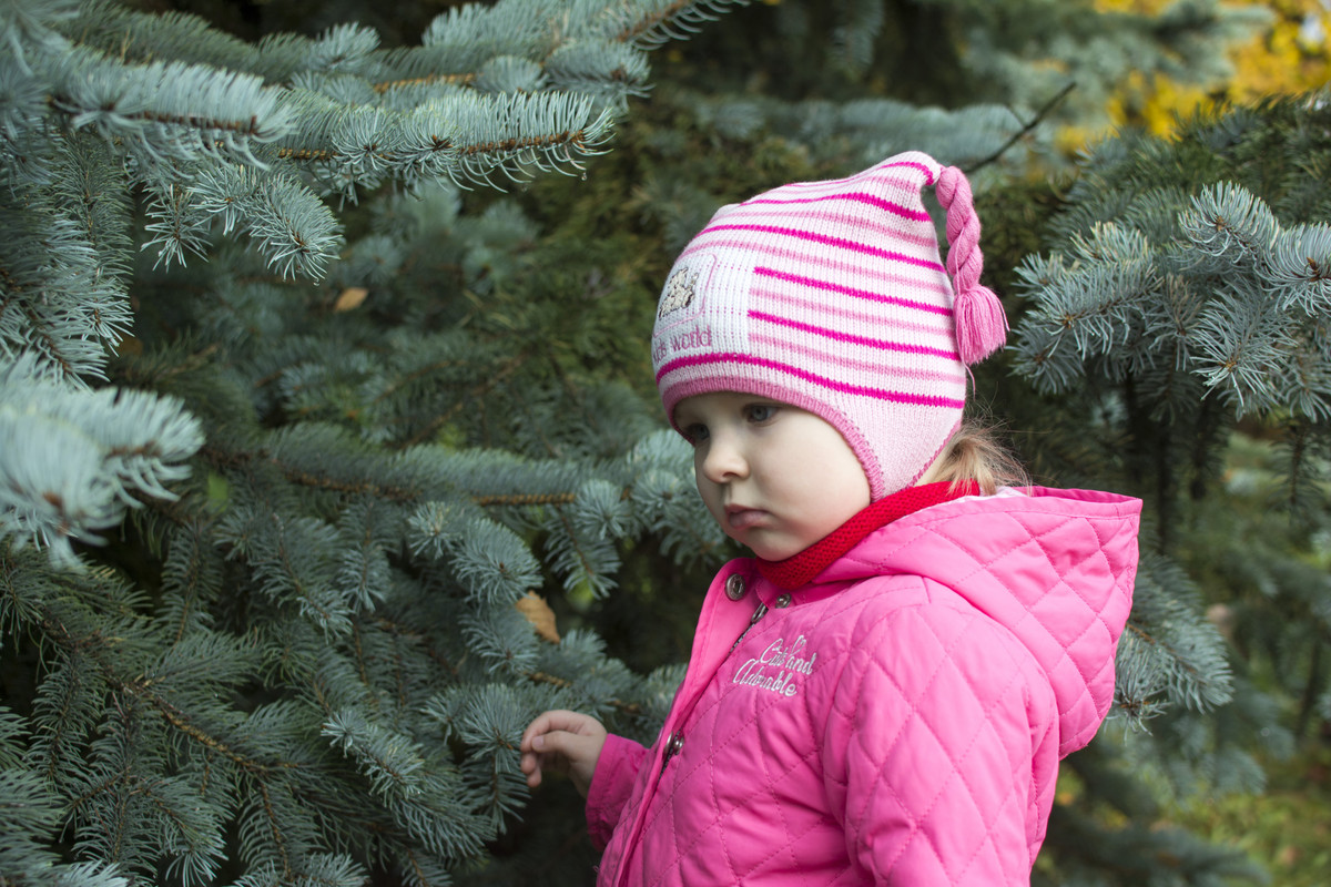 Вика с елкой