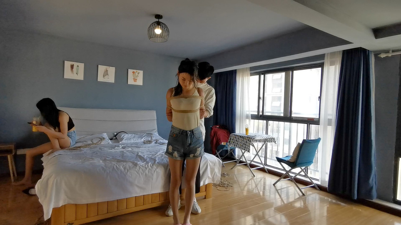 奥特曼 把两个妹子绑到椅子上，口水会留下来吗？.mp4_20200525_185344.286