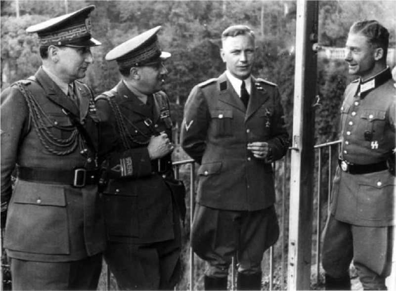 De izquierda a derecha, los generales de la policía africana italiana Umberto Presti y Riccardo Maraffa, Kappler y un oficial de la Ordnungspolizei en 1943