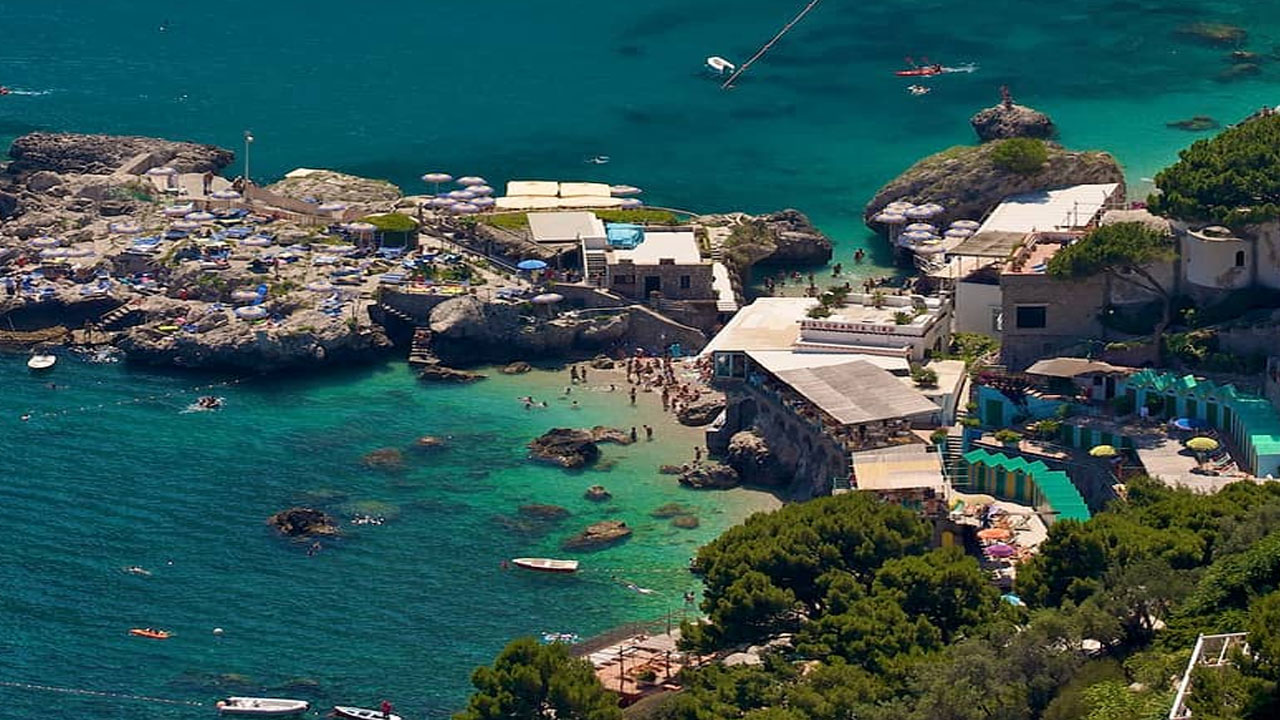 Marina Piccola Keindahan Pantai Tenang di Pulau Capri Italia