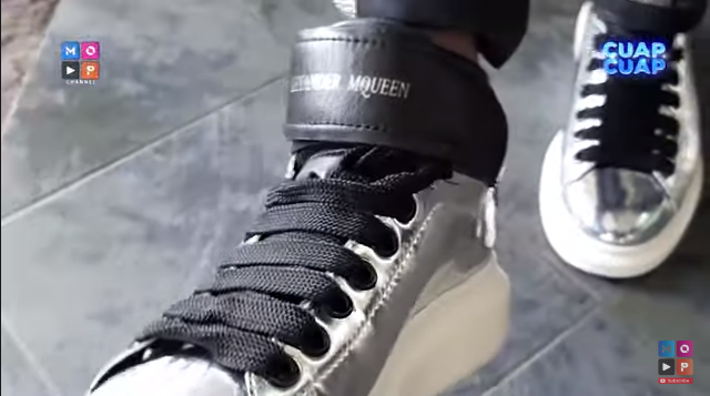 Sepatu pemberian adik Barbie Kumalasari