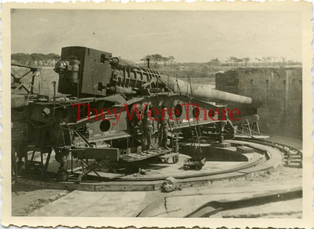 WWII photo- US GI w Captured German CANON DE 340 MODELE 1912 Railway Gun  (1)