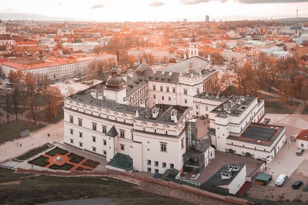 1 Litas. Lituania (2005) Palacio de los Grandes Duques. Palacio-de-los-grandes-duques-lituania-vista-elevada-del-en-vilnius-por-sunset-172290927