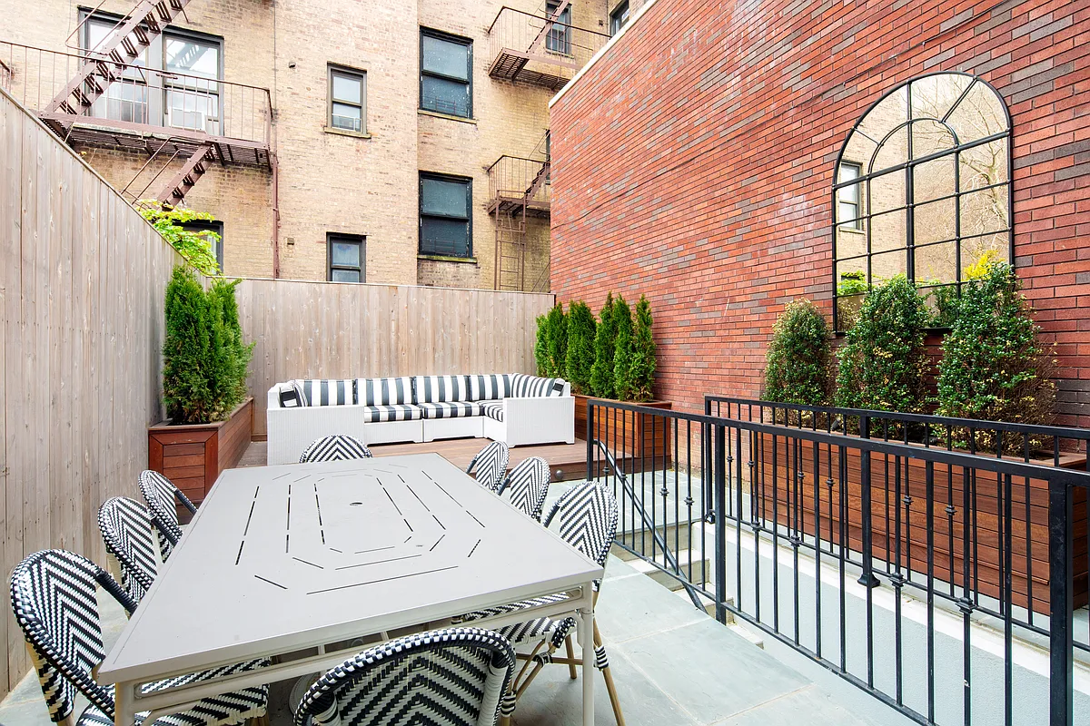 465 Vanderbilt Ave property photo 2
