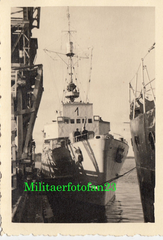Kriegsmarine Minenräumboot 1 im Hafen von Finnla