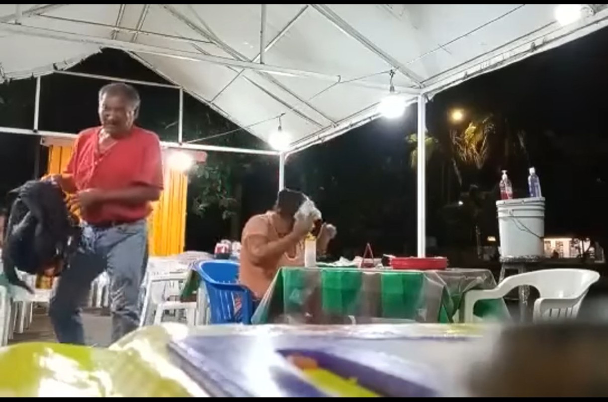 Pareja pelea por dónde cenar, ella quería ir a Vips, él la llevó a un tianguis