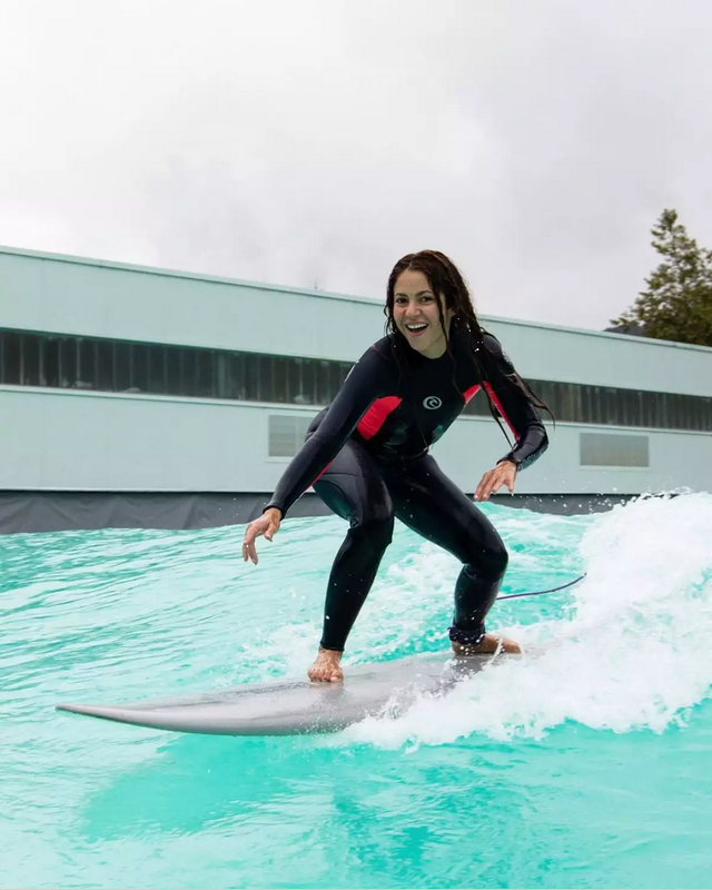 Shakira demuestra su lado extremo con el surf