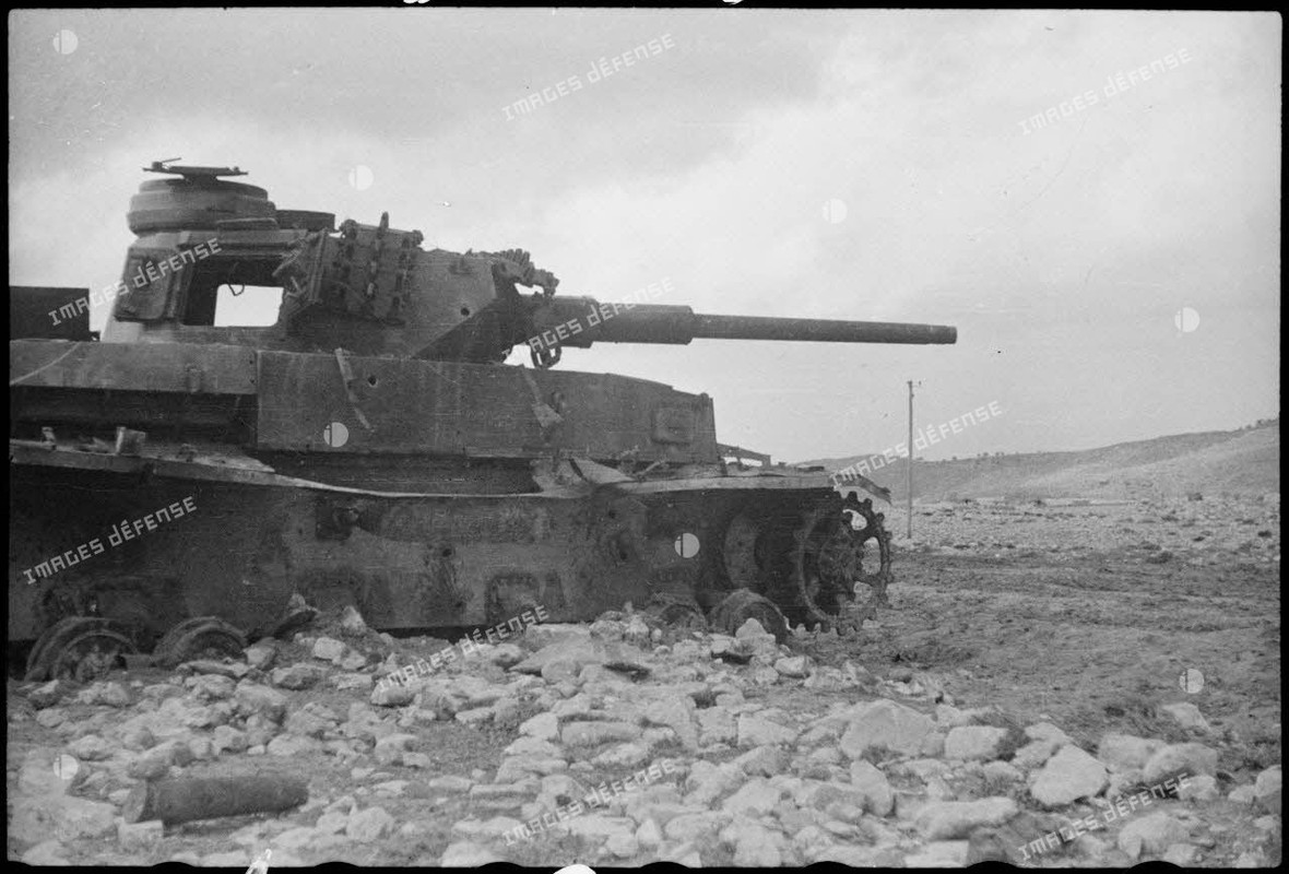 Epave d'un char allemand Panzer-IV sur le champ de bataille de Kasserine (3)