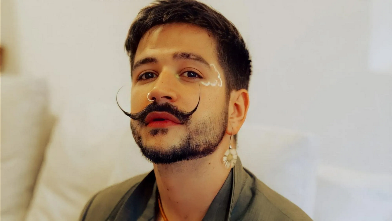 Camilo desata críticas tras tocar parte prohibida de famosa conductora de HOY