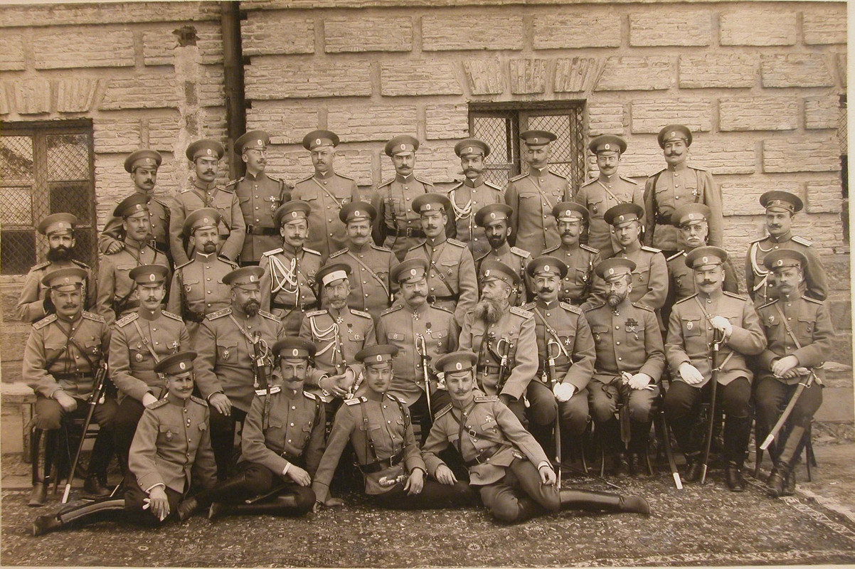 0110Группа офицеров-преподавателей военного училища с генерал-ин