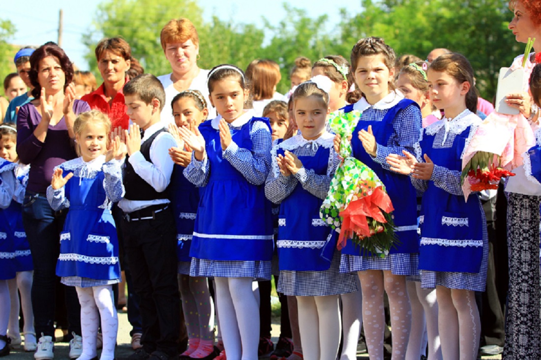 Copilăria ieri şi azi Uniforma obligatorie n coli C i bani primesc elevii pentru a o cumpara Copilăria ieri şi azi