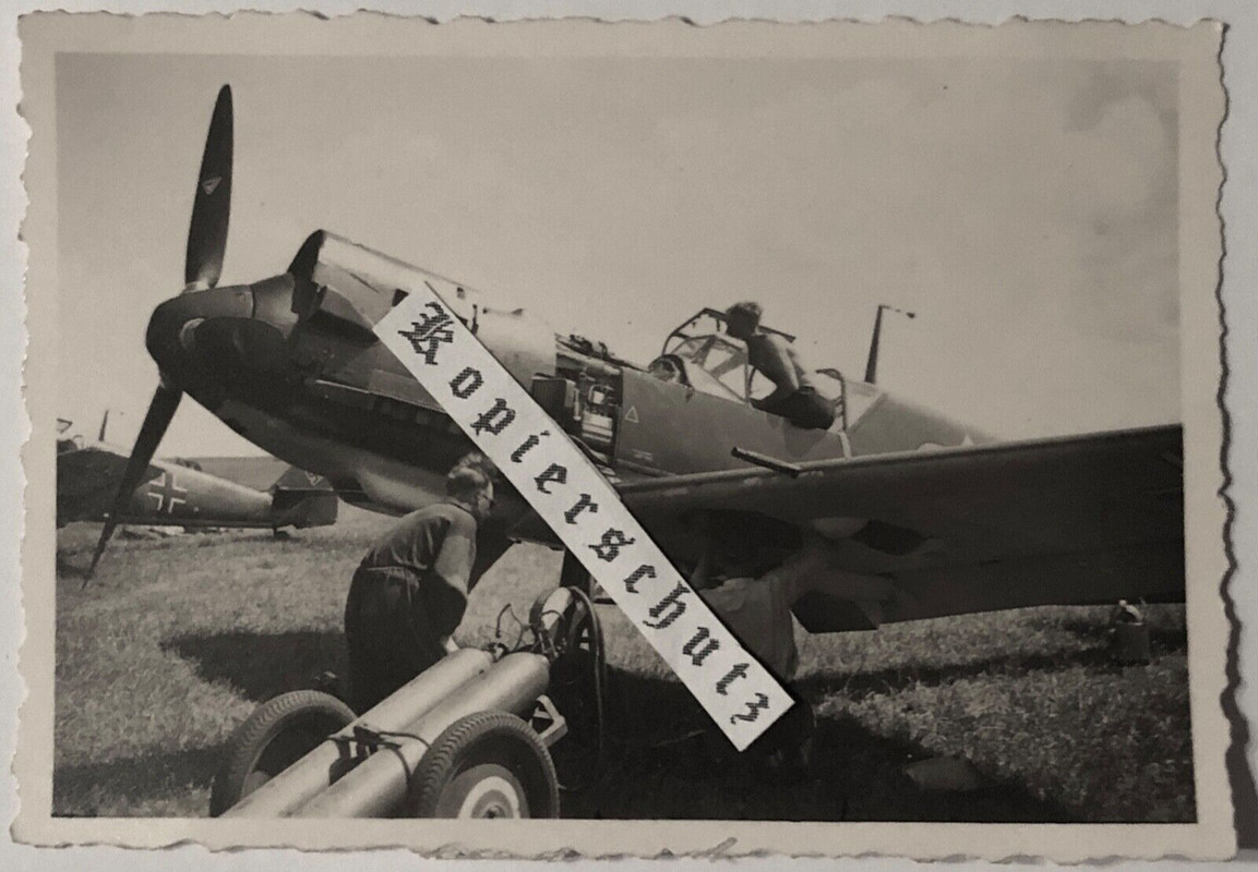 Foto Jäger Messerschmitt Me 109 E wird gewartet Mechaniker Wagen m. Gasflaschen (1)