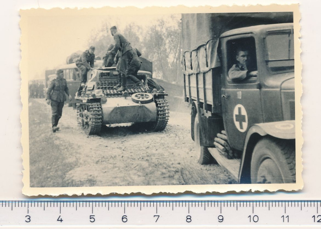 SUPER FOTO 2.WK Panzer Tank Sanitäts LKW mit Kennung
